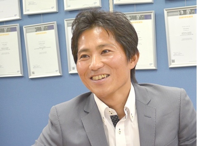 代表取締役の小野賢一氏。現場でコンサルタント時代は同社の働き方の特長を利用して１ヶ月ほど休暇を取得したとのこと。