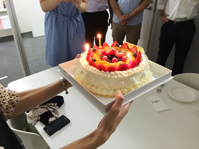 メンバーの誕生日にはサプライズでケーキを用意してお祝いしたり、バーベキューや、食事会なども。業務内外問わずコミュニケーションがとりやすい社風が特長。