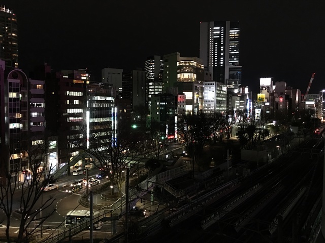 東京は渋谷駅。タワーレコードやニトリの先でにあり、渋谷駅の再開発が一望できる場所です。