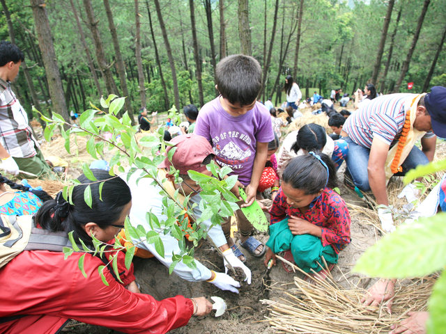 同社では社会貢献活動に取り組んでいる。カンボジアへの教育支援とネパールの山地での植樹活動がその例だ。