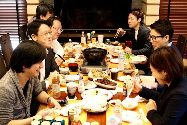 本社から近い代表の正田氏でミーティングを行い、そのまま食事会をすることも。15名のメンバーの距離はとても近い。