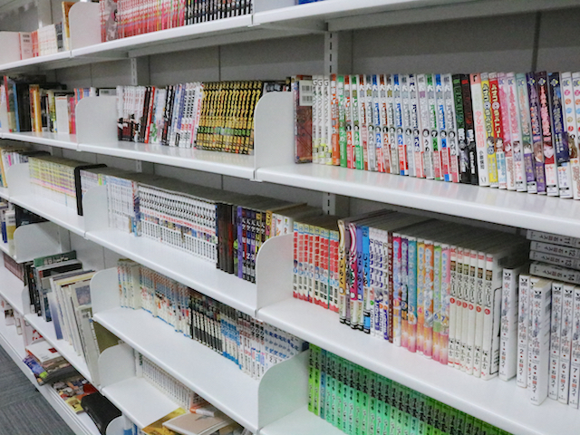 社内にはたくさんの書籍や漫画がある。メンバーは自由に読むことができる。