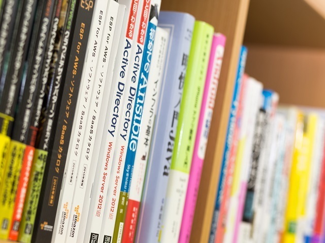 本棚には資格取得向け、各言語の逆引きレシピ、IT関連の雑誌など様々あり、貸出も可能です。