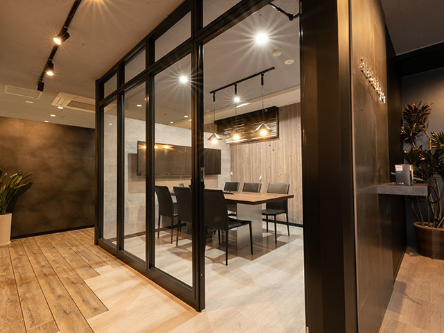 2019年に移転した新オフィス。
黒を基調としたシックな雰囲気で統一されている。