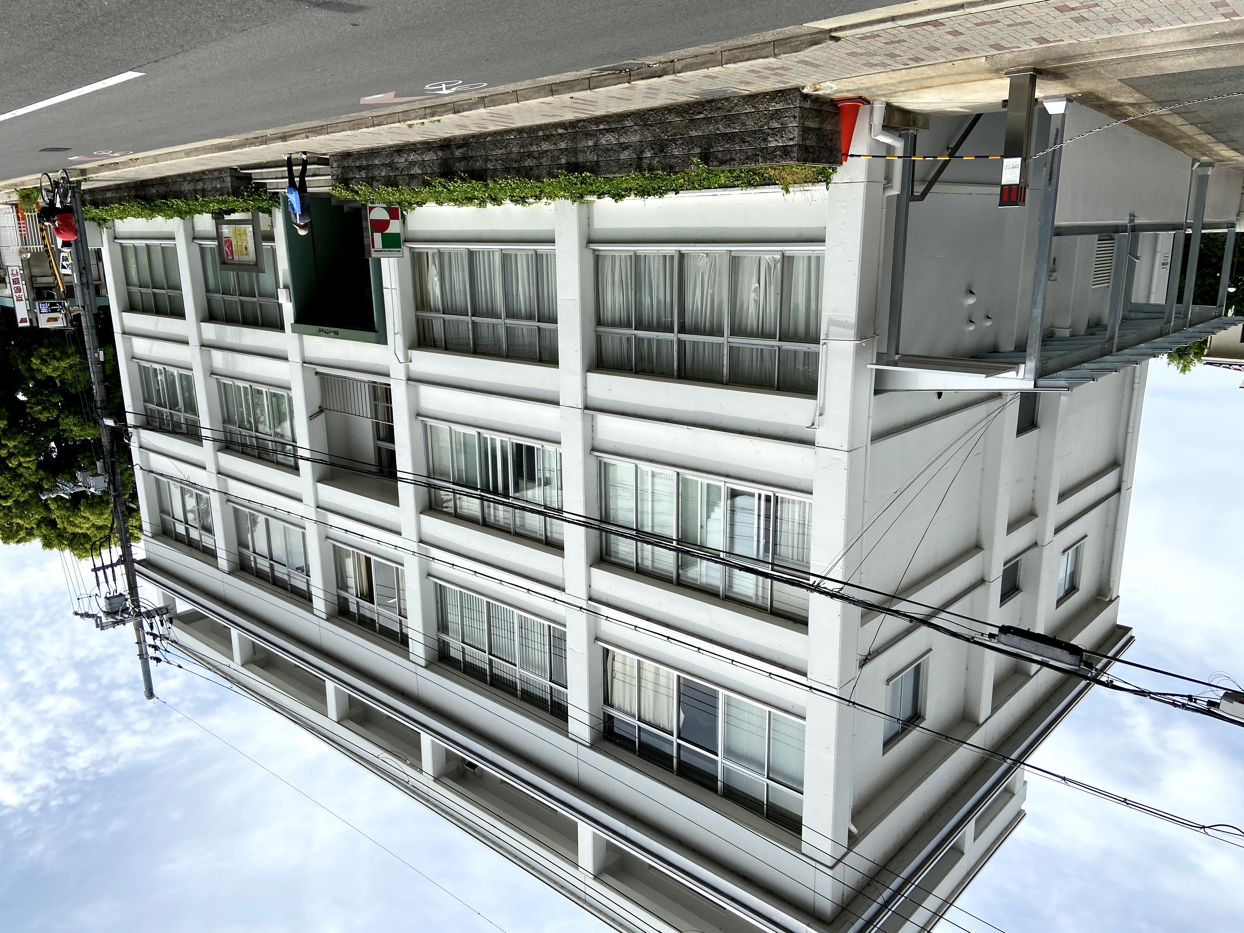 京都大学にほど近い日本イタリア会館の２階フロアがAIシステム研究所のオフィス。地下や３階にも実験室などがある。