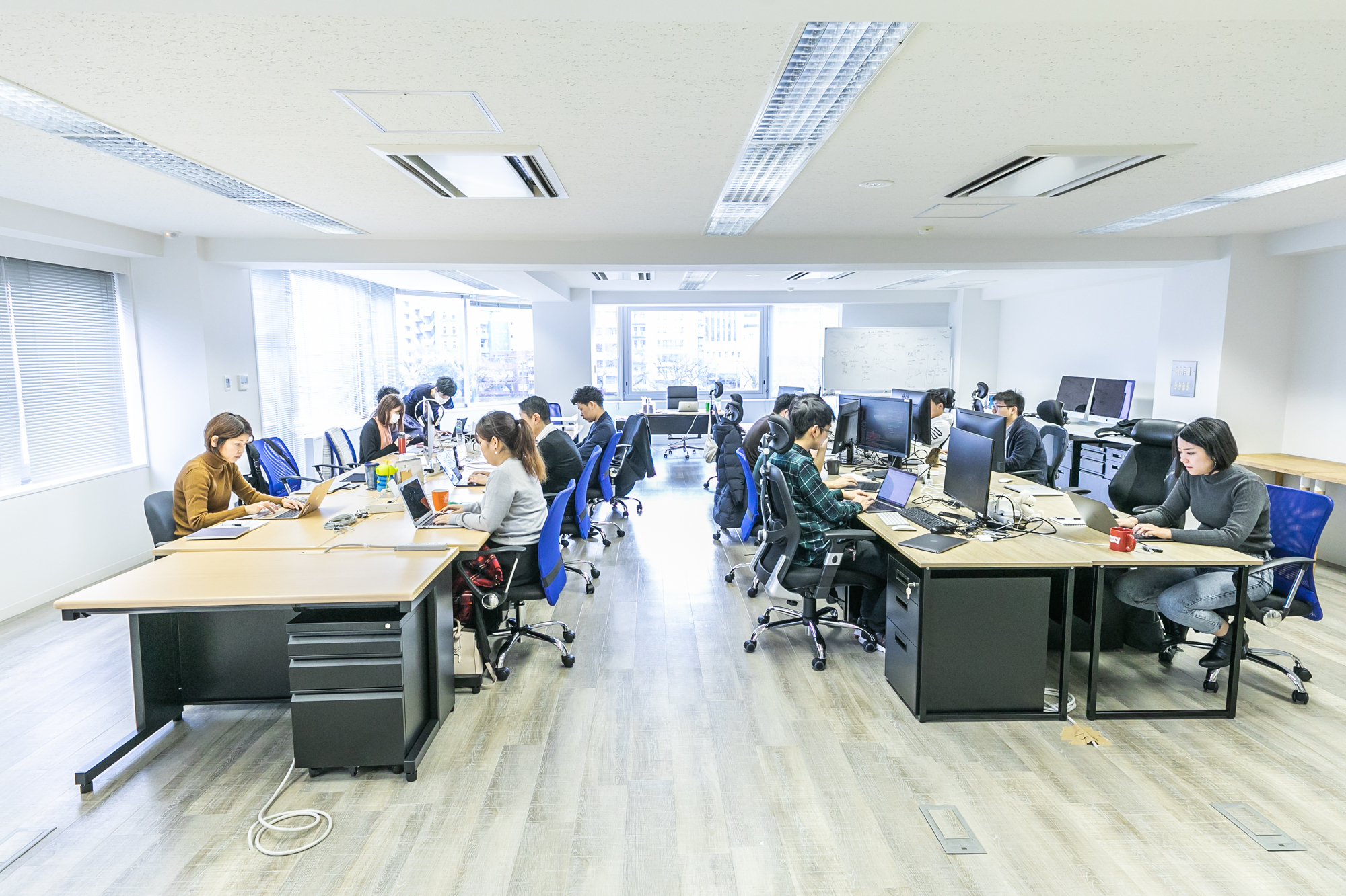 日本オフィスの風景です。商品の改善点や営業方法などフラットに意見交換ができる環境になっています。