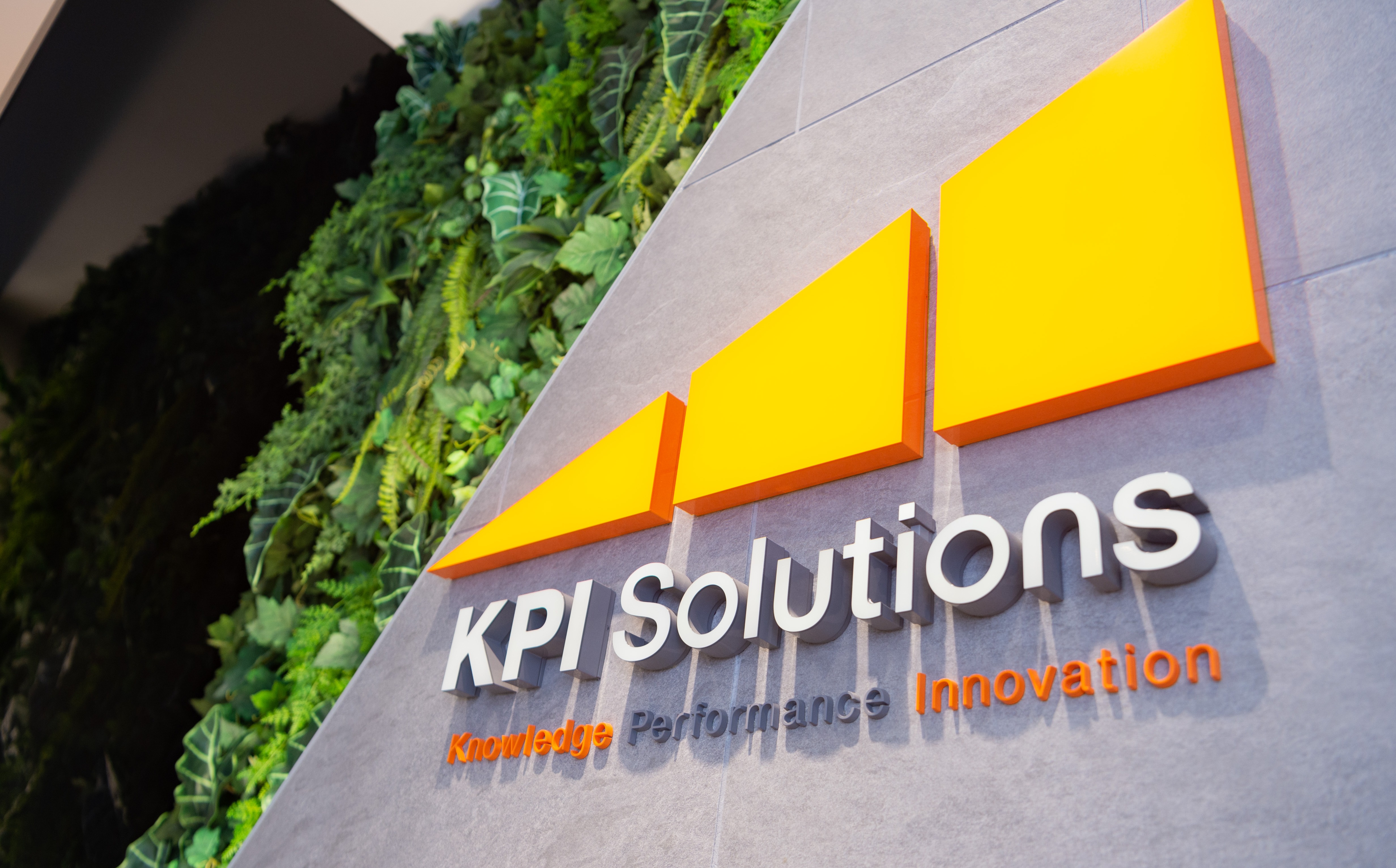 社名の「KPI」は、"Knowledge"、"Performance"、"Innovation"を目指す