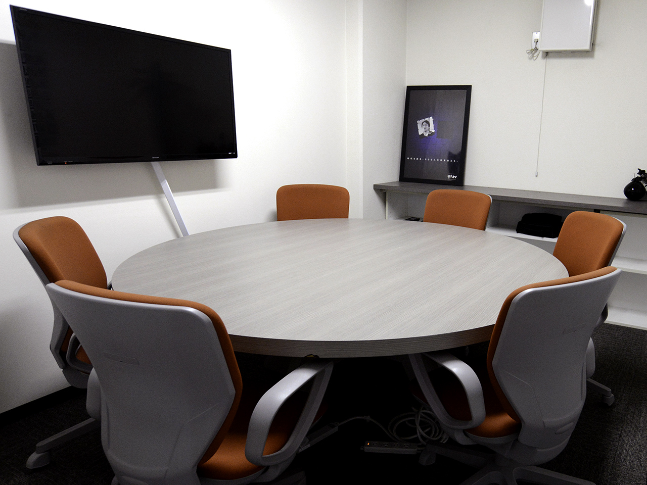専用のミーティングルームがあったり、簡易打ち合わせスペースがあったり、気さくに仲間と相談できる環境です。