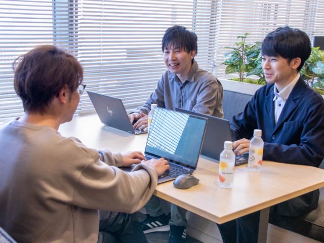 【Webエンジニア】東証上場企業の自社サービスの開発！／残業10時間未満／土日祝休