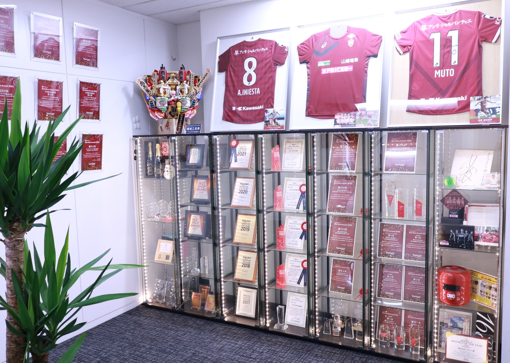 同社東京オフィスのエントランス。プロサッカークラブ「ヴィッセル神戸」のオフィシャルスポンサーとしてスポーツの振興・発展にも貢献している。