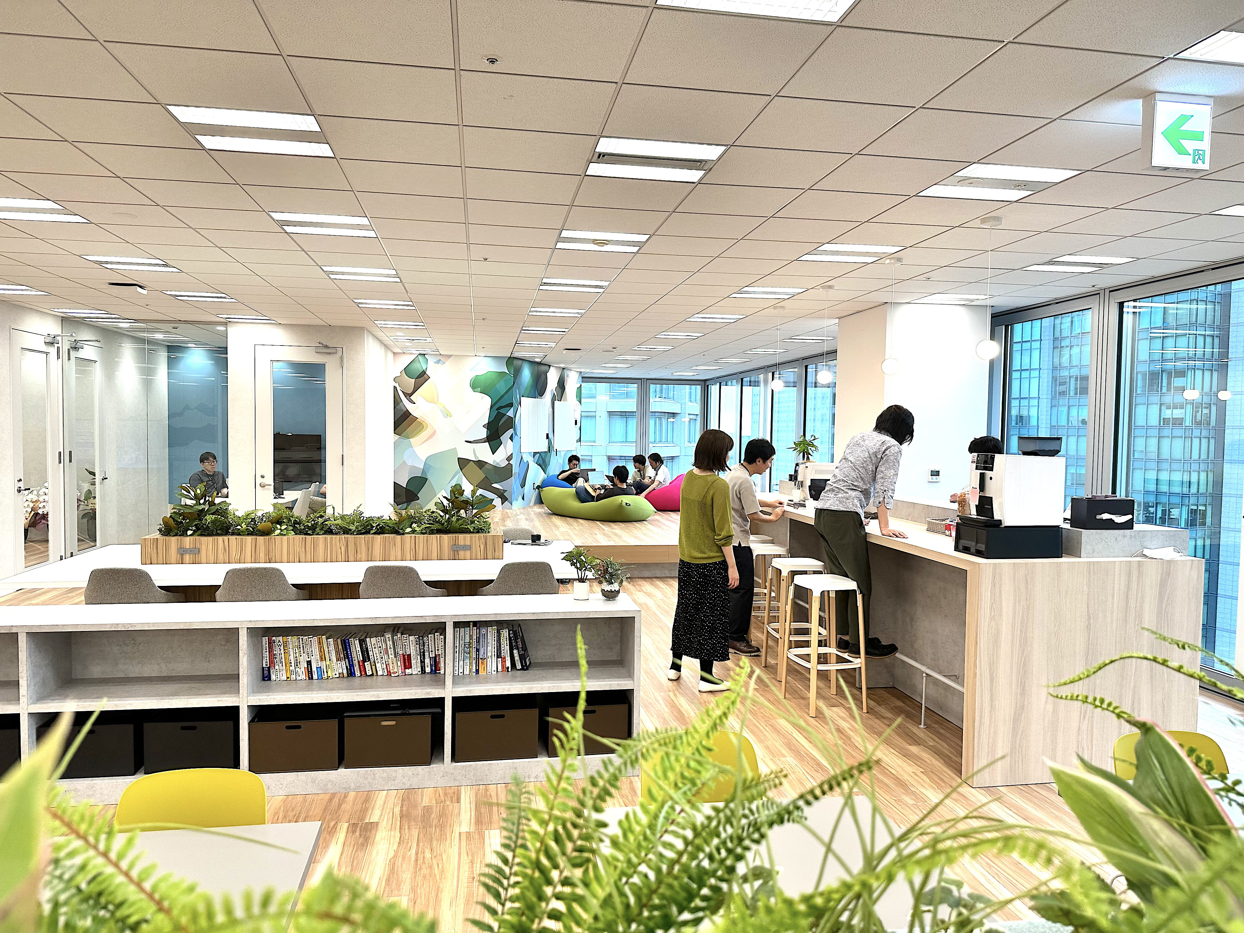 大阪オフィスは2023/7月に移転したばかりのキレイなオフィス！コーヒーマシンもあります。リモートとリアルのハイブリッドで働いています。