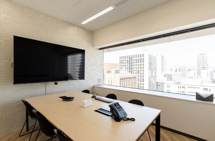 大阪にも会議室が大小複数あります。ビルの13Fのため窓の眺望が良く、開放感があります。