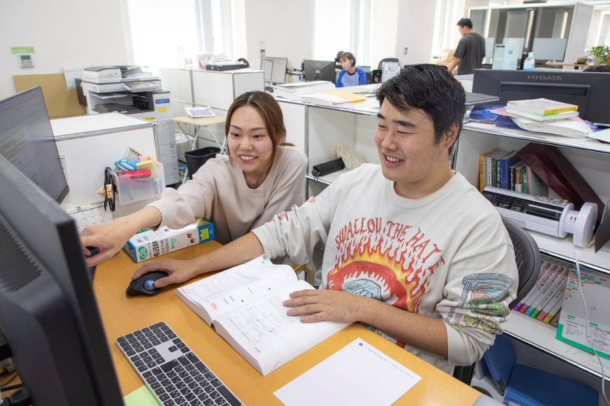 医学書って難解…というイメージがあるでしょう？実は医学生さんや看護学生さんのキモチも同じ。医学書は書き手である専門家の視点のみが先行し、読み手の視点は省みられないことが多いのです。だから特に学生はツライ。でもそれがこの業界の“常識”。
小社はそんな常識をひっくり返しました。それが読者と編集者が積極的に参加する本づくり。医師だけでなく、司令塔である編集者のもと、多くの医学生・看護学生の方々に読者代表として制作チームに参加していただき、ユーザー目線をとりいれてコンテンツをつくってきました。