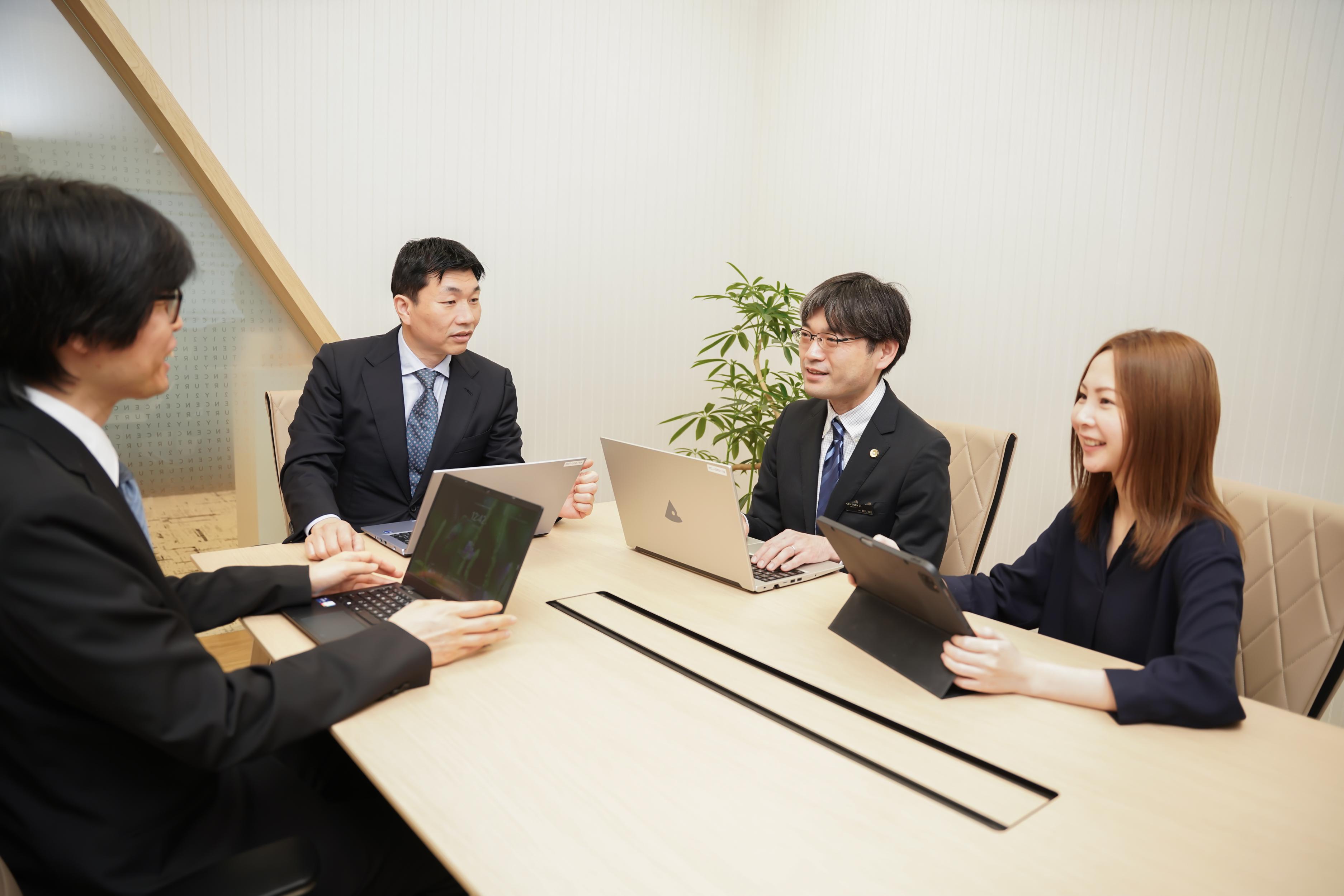 社長の松原氏が社内のミーティングに参加することも珍しくない。経営メンバーと近い距離感で働くことができる点も魅力の1つ。