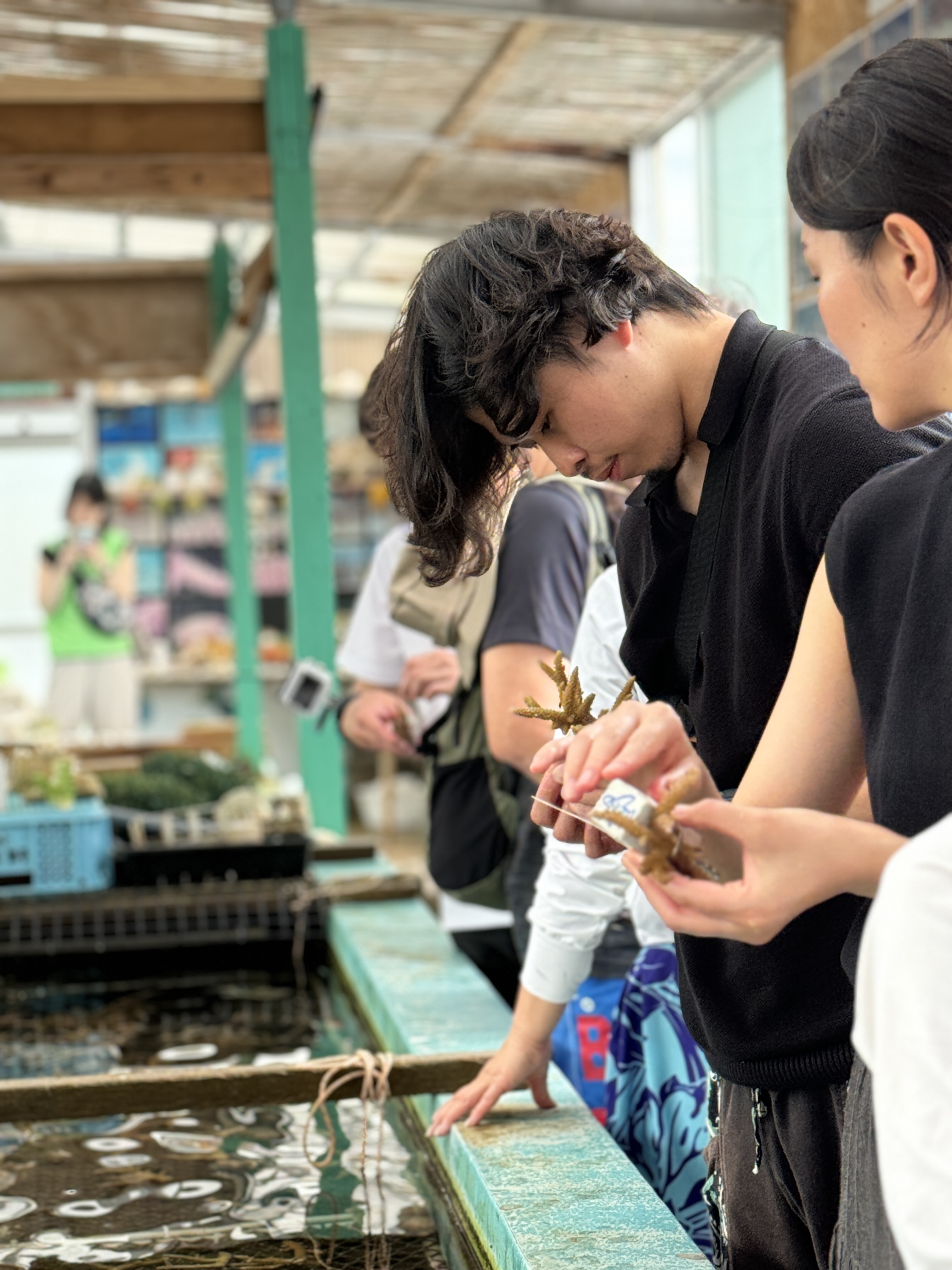 ALJでは、

『できることから始めよう』
 ～Start with ∞プロジェクト～

を掲げ、SDGsの考えのもと持続可能な各取り組みにも積極的に取り組んでいます。

～～例えば…～～
井戸寄贈、掃除ボランティア、リフレッシュPC活用、サンゴ植え付けボランティア等々…
◆画像は沖縄で行ったサンゴ植え付けボランティアの様子です