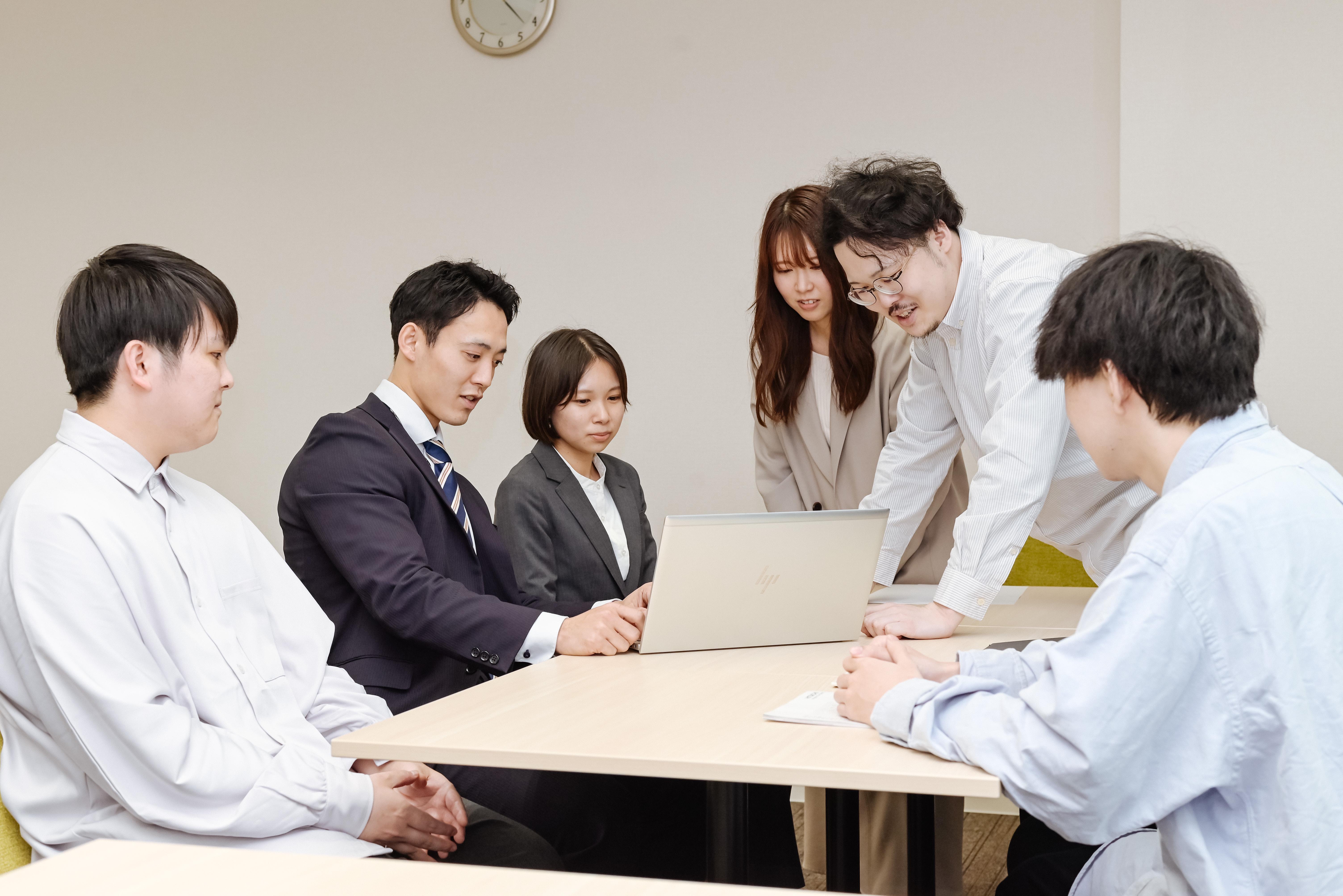 事業内容：「システムソリューション事業」　「ビジネスソリューション事業」