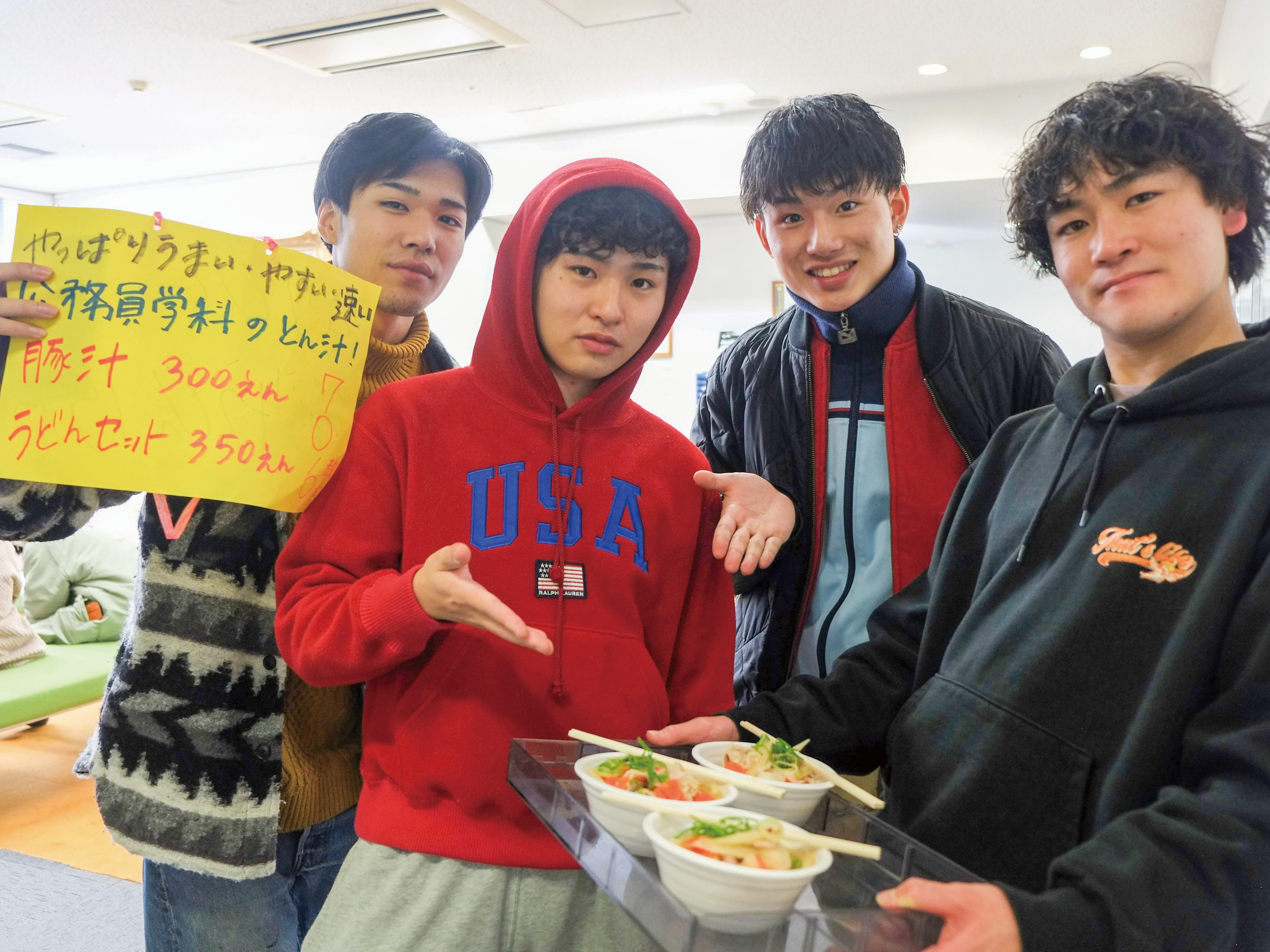 学生が最も盛り上がるイベント「学園祭」。各クラス、団体が試行錯誤しながら出し物を考え、一般の来訪者や学生たちを迎えます。