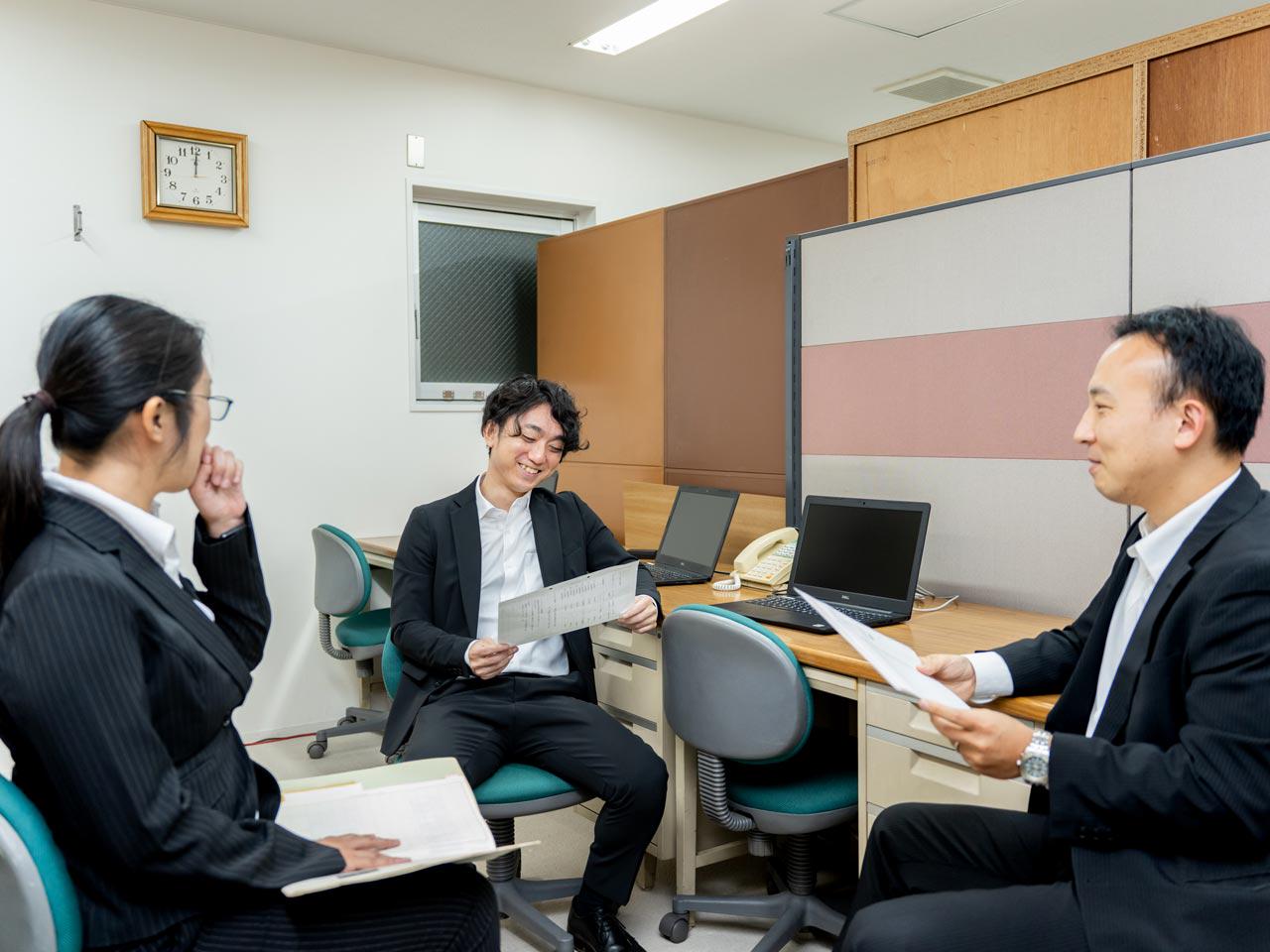 「社員第一」の理念を掲げ、国家資格取得支援や透明性の高い評価制度、柔軟なプロジェクトアサインを通じて、働きやすい環境を整備している。