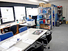 青を基調としたオフィス。<br />ここに3名のプロのコンサルタントが所属する。