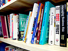 会社設立はニューヨーク。<br />本棚には原語で書かれた専門書が数多く並ぶ。